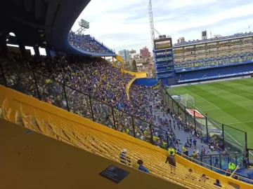 Momentos de tensión entre la Policía y los hinchas de Boca que ingresan al estadio Momentos de tensión entre la Policía y los hinchas de Boca que ingresan al estadio