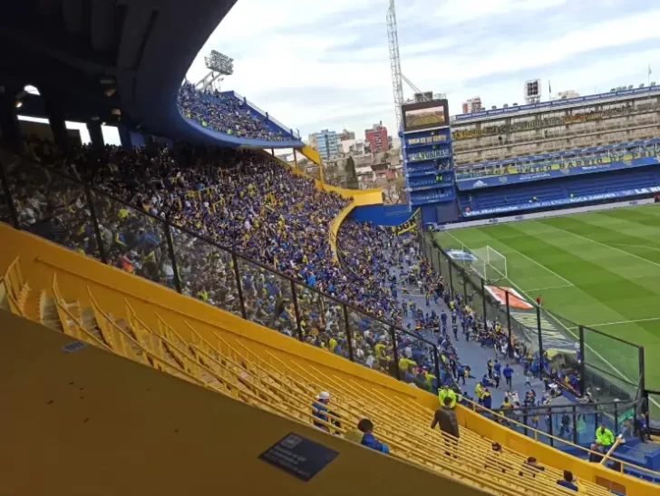 Momentos de tensión entre la Policía y los hinchas de Boca que ingresan al estadio Momentos de tensión entre la Policía y los hinchas de Boca que ingresan al estadio