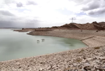 Regulan el uso de los tres diques para evitar que bajen del mínimo de seguridad Regulan el uso de los tres diques para evitar que bajen del mínimo de seguridad
