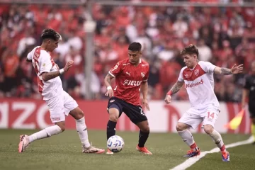 Independiente empató con Argentinos y Huracán goleó y se acercó a Vélez Independiente empató con Argentinos y Huracán goleó y se acercó a Vélez