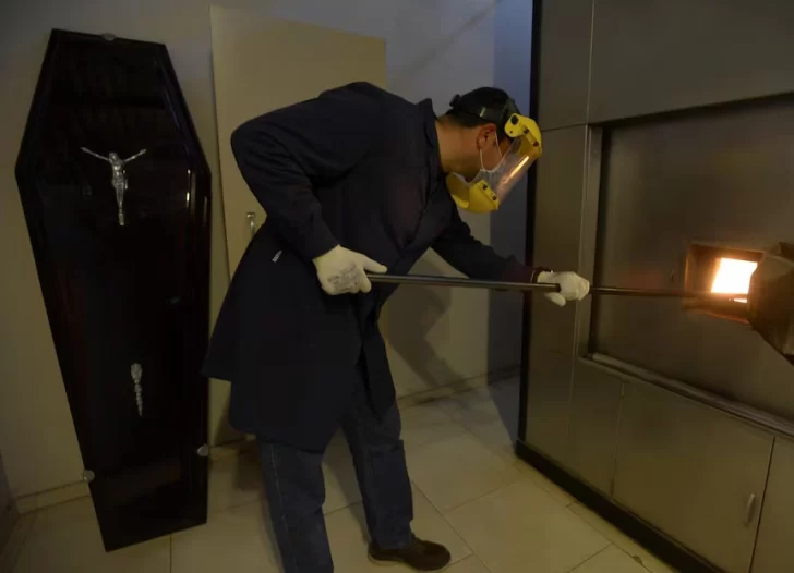 Les dieron las cenizas de su madre pero en una urna con otro nombre: la cochería los indemnizará Les dieron las cenizas de su madre pero en una urna con otro nombre: la cochería los indemnizará