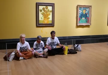 Lanzan sopa a dos Van Gogh en venganza por una sentencia judicial Lanzan sopa a dos Van Gogh en venganza por una sentencia judicial