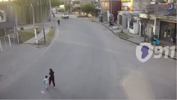 Un nene deambulaba solo en pijama y con una almohada en una plaza Un nene deambulaba solo en pijama y con una almohada en una plaza