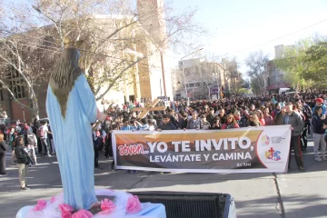 Una multitud de jóvenes demostró su devoción y fe Una multitud de jóvenes demostró su devoción y fe