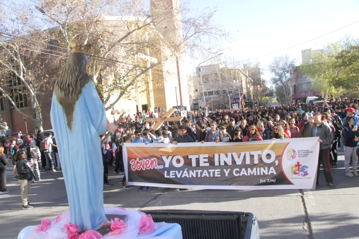 Una multitud de jóvenes demostró su devoción y fe Una multitud de jóvenes demostró su devoción y fe
