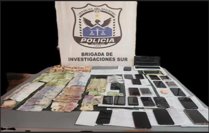Desarticularon una peligrosa banda delictiva: secuestraron 22 celulares y más de un millón de pesos Desarticularon una peligrosa banda delictiva: secuestraron 22 celulares y más de un millón de pesos