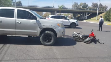 Choque entre una camioneta y una moto, terminó con dos mujeres en el hospital Choque entre una camioneta y una moto, terminó con dos mujeres en el hospital