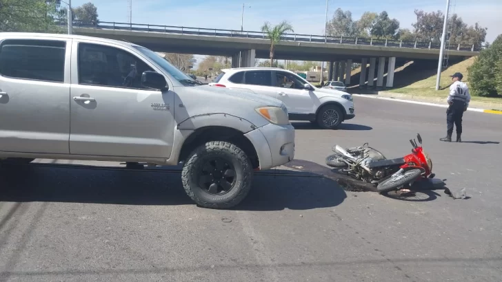 Choque entre una camioneta y una moto, terminó con dos mujeres en el hospital Choque entre una camioneta y una moto, terminó con dos mujeres en el hospital