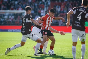 El sanjuanino que entrenó una semana con el plantel de Primera y ya debutó: “Vi la camiseta con mi apellido y no podía creerlo” El sanjuanino que entrenó una semana con el plantel de Primera y ya debutó: “Vi la camiseta con mi apellido y no podía creerlo”