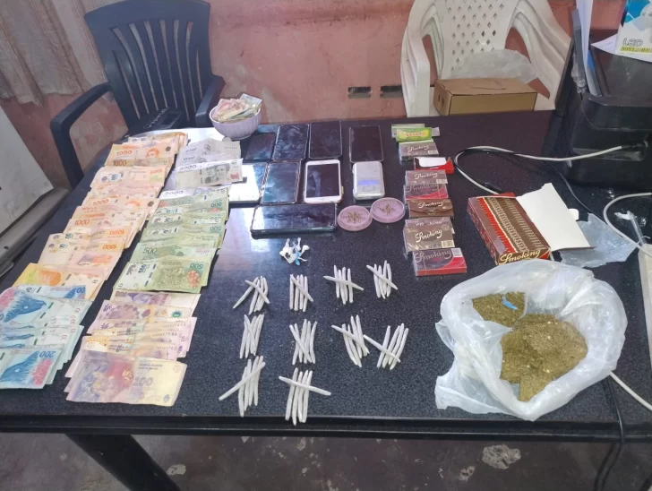 Una mujer detenida, 50 “porros”, medio millón de pesos y 9 celulares: el resultado de un allanamiento en Chimbas Una mujer detenida, 50 “porros”, medio millón de pesos y 9 celulares: el resultado de un allanamiento en Chimbas