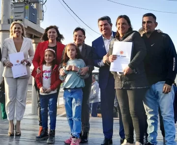 El gobernador Orrego entregó 58 viviendas de un barrio de Chimbas El gobernador Orrego entregó 58 viviendas de un barrio de Chimbas