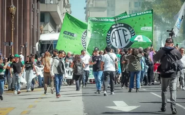 Cerca de 50 mil contratos en el Estado vencen a fin de mes y ATE amenaza al Gobierno con otro paro Cerca de 50 mil contratos en el Estado vencen a fin de mes y ATE amenaza al Gobierno con otro paro