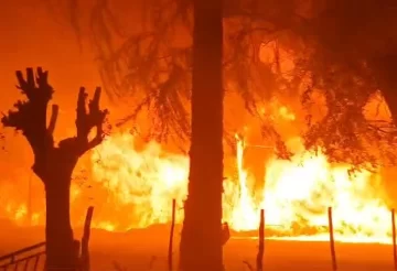 Una casa con pérdidas importantes, el saldo de incendios de pastizales durante la madrugada en Rawson Una casa con pérdidas importantes, el saldo de incendios de pastizales durante la madrugada en Rawson