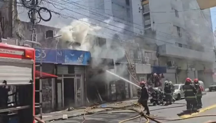 Incendio en cuatro locales de Once: hubo explosiones y ocho personas asistidas por el SAME Incendio en cuatro locales de Once: hubo explosiones y ocho personas asistidas por el SAME
