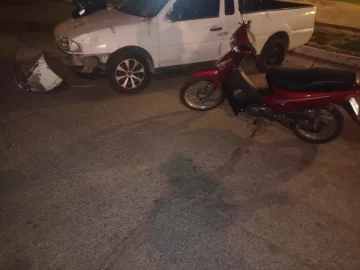 Se estrelló contra un auto tras perder el equilibrio en moto Se estrelló contra un auto tras perder el equilibrio en moto