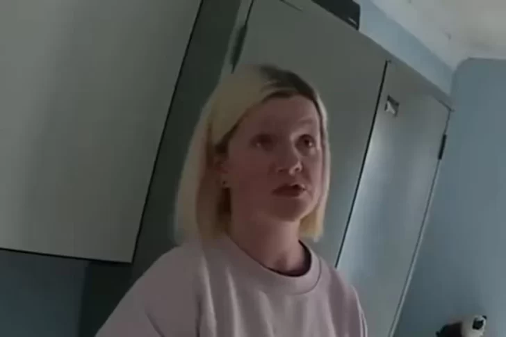 Una mujer asesinó a sus padres y vivió con los cadáveres por años: el video de su confesión Una mujer asesinó a sus padres y vivió con los cadáveres por años: el video de su confesión