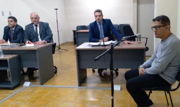 Sobreseyeron a 5 policías por el caso del menor que robó 2 cascos en una seccional Sobreseyeron a 5 policías por el caso del menor que robó 2 cascos en una seccional