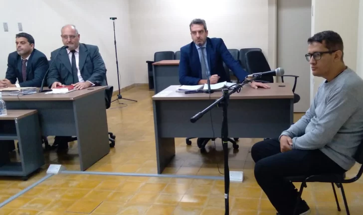 Sobreseyeron a 5 policías por el caso del menor que robó 2 cascos en una seccional Sobreseyeron a 5 policías por el caso del menor que robó 2 cascos en una seccional