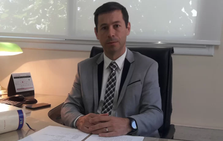 Denuncian por fraude a un abogado y su hijo; devolverán plata para extinguir el caso