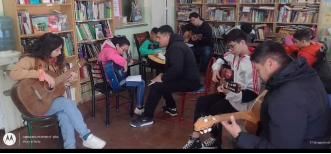 Feria popular en una biblioteca de Rawson Feria popular en una biblioteca de Rawson