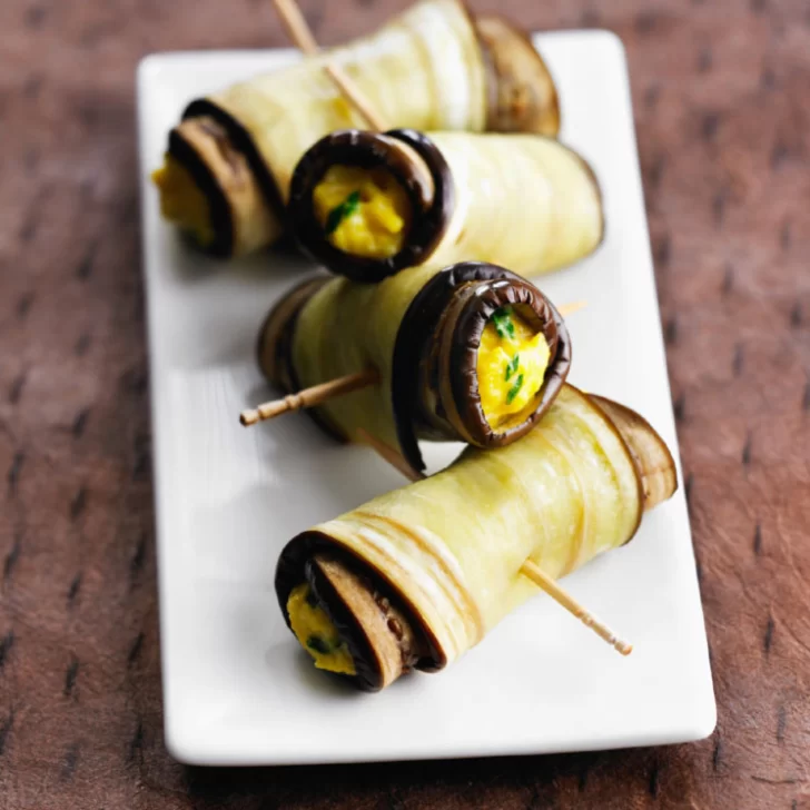 Cómo hacer Rollitos de berenjena rellenos: Receta simple para hacerla en el microondas Cómo hacer Rollitos de berenjena rellenos: Receta simple para hacerla en el microondas