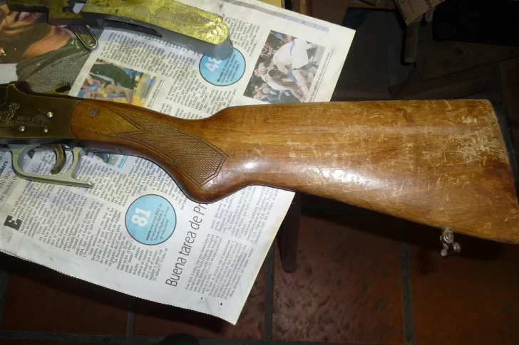 Sorprenden a un hombre que llevaba una escopeta en su camioneta