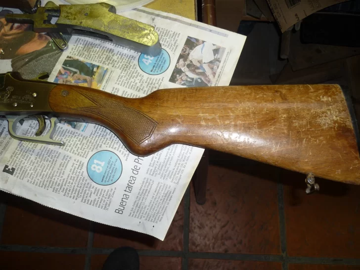 Sorprenden a un hombre que llevaba una escopeta en su camioneta Sorprenden a un hombre que llevaba una escopeta en su camioneta