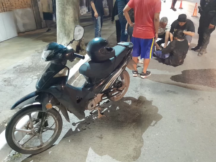 Una anciana terminó en el hospital después de ser atropellada por una moto Una anciana terminó en el hospital después de ser atropellada por una moto
