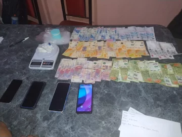 Bajo la fachada de un kiosco de bebidas, vendían drogas: secuestraron cocaína, dinero y celulares Bajo la fachada de un kiosco de bebidas, vendían drogas: secuestraron cocaína, dinero y celulares