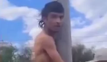 Harto de los robos, atrapó a dos ladrones que habían robado su local, los ató a un poste y los desnudó Harto de los robos, atrapó a dos ladrones que habían robado su local, los ató a un poste y los desnudó