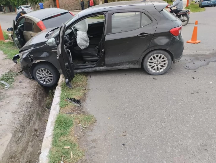 Por un fuerte choque entre dos autos, un hombre fue trasladado al hospital con heridas Por un fuerte choque entre dos autos, un hombre fue trasladado al hospital con heridas