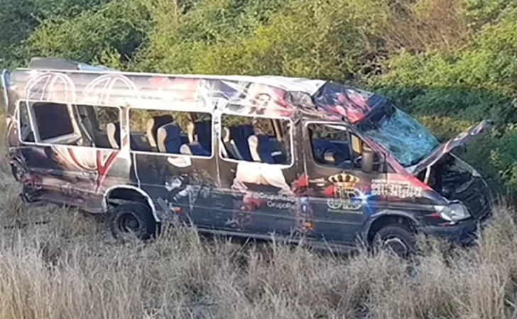 La combi que trasladaba a la banda musical Red chocó contra otro del grupo Green en Salta: ocho heridos La combi que trasladaba a la banda musical Red chocó contra otro del grupo Green en Salta: ocho heridos