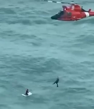 Huracán Milton: un hombre naufragó arriba de una heladera y fue rescatado en helicóptero Huracán Milton: un hombre naufragó arriba de una heladera y fue rescatado en helicóptero