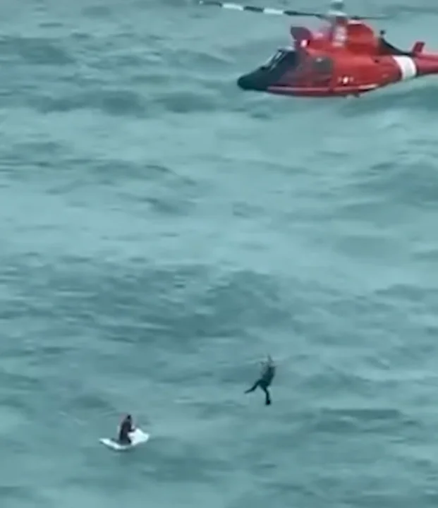 Huracán Milton: un hombre naufragó arriba de una heladera y fue rescatado en helicóptero Huracán Milton: un hombre naufragó arriba de una heladera y fue rescatado en helicóptero