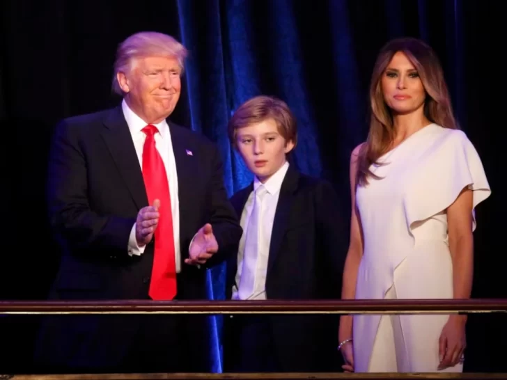 La llamativa foto del hijo de Donald Trump que se viralizó durante la celebración por el triunfo electoral La llamativa foto del hijo de Donald Trump que se viralizó durante la celebración por el triunfo electoral