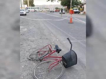 Una ciclista, en grave estado tras caer de su bici y ser embestida por un auto Una ciclista, en grave estado tras caer de su bici y ser embestida por un auto
