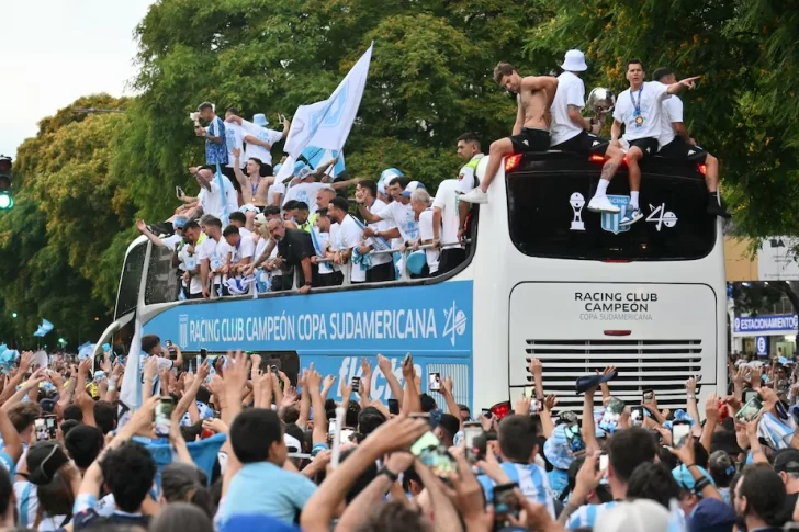 Así fue la caravana de Racing por el Obelisco tras ganar la Sudamericana