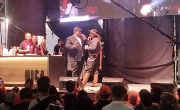 El show de Barassi en FNS: chistes con la punta de espalda y un “feliz cumpleaños” cantado por una multitud El show de Barassi en FNS: chistes con la punta de espalda y un “feliz cumpleaños” cantado por una multitud