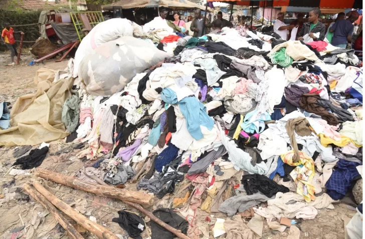 Caos por la acumulación de ropa usada Caos por la acumulación de ropa usada