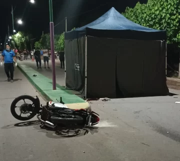 Dos primos en moto y sin casco, chocaron en un cruce y uno de ellos no sobrevivió Dos primos en moto y sin casco, chocaron en un cruce y uno de ellos no sobrevivió