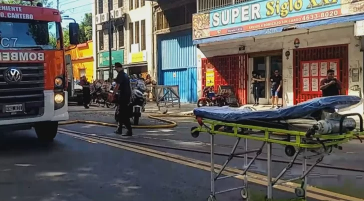 Devastador incendio en Flores se cobró dos víctimas y hay más de 40 heridos Devastador incendio en Flores se cobró dos víctimas y hay más de 40 heridos