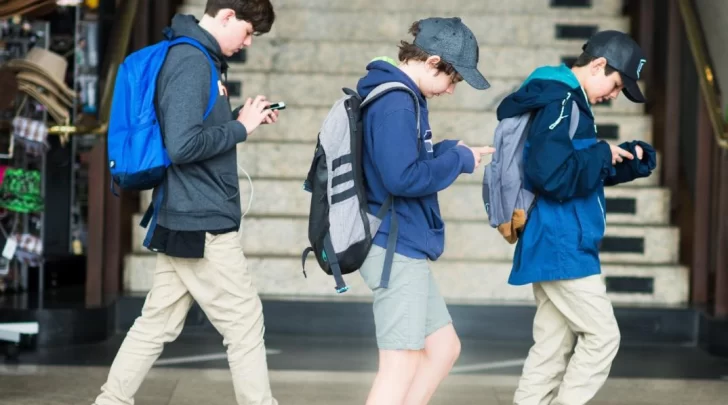 Prohibición para que los niños de Australia acceda a internet causa indignación y alivio