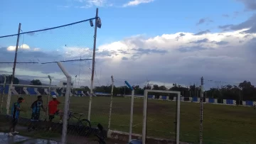 Lluvia en San Juan: cayó un rayo en una cancha mientras se jugaba un partido Lluvia en San Juan: cayó un rayo en una cancha mientras se jugaba un partido