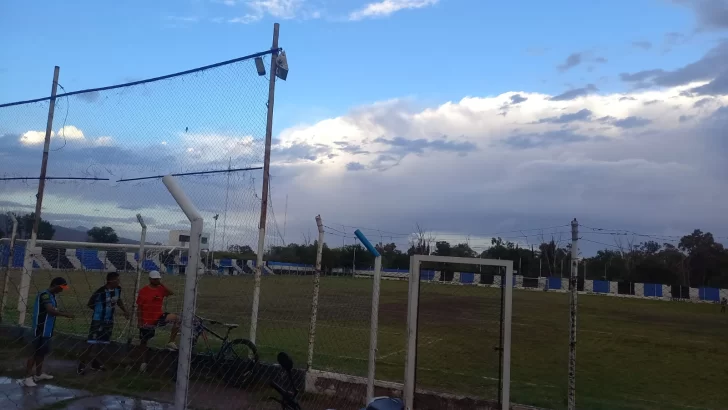 Lluvia en San Juan: cayó un rayo en una cancha mientras se jugaba un partido Lluvia en San Juan: cayó un rayo en una cancha mientras se jugaba un partido