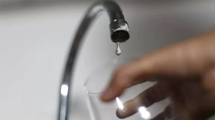 Vecinos del populoso Barrio Aramburu llevan 48 horas sin agua potable Vecinos del populoso Barrio Aramburu llevan 48 horas sin agua potable