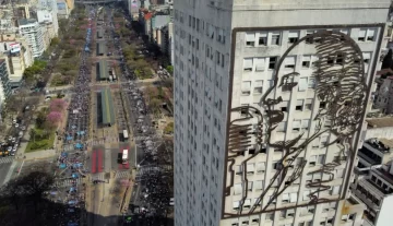 El Gobierno analiza cerrar y demoler el edificio con la imagen gigante de Evita en la 9 de Julio El Gobierno analiza cerrar y demoler el edificio con la imagen gigante de Evita en la 9 de Julio