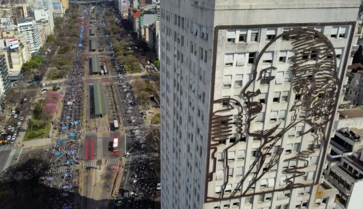 El Gobierno analiza cerrar y demoler el edificio con la imagen gigante de Evita en la 9 de Julio El Gobierno analiza cerrar y demoler el edificio con la imagen gigante de Evita en la 9 de Julio