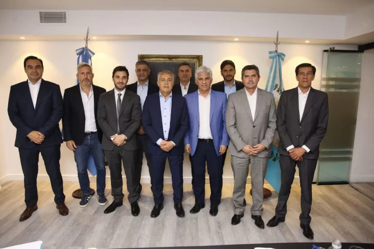 Presión de los gobernadores dialoguistas, entre ellos Orrego, para aprobar el Presupuesto Presión de los gobernadores dialoguistas, entre ellos Orrego, para aprobar el Presupuesto