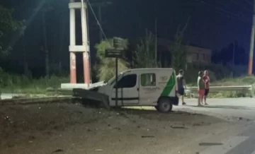 Esta madrugada, un municipal que viajaba con su hijo en una camioneta oficial fue protagonista de un choque Esta madrugada, un municipal que viajaba con su hijo en una camioneta oficial fue protagonista de un choque