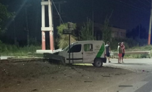 Esta madrugada, un municipal que viajaba con su hijo en una camioneta oficial fue protagonista de un choque Esta madrugada, un municipal que viajaba con su hijo en una camioneta oficial fue protagonista de un choque